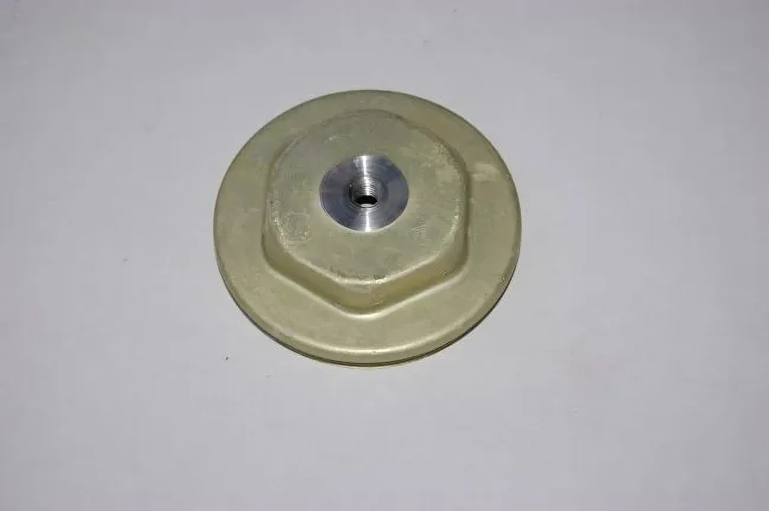 Крышка ступицы катка ленивца в сборе 71-3205020-02